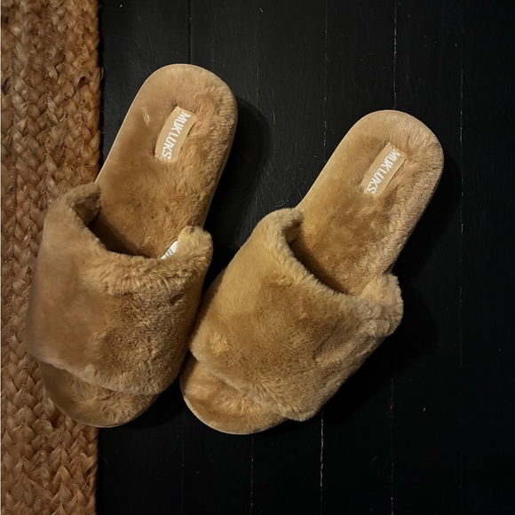 Muk Luks Tan Fuzzy Slippers NWOT - Picture 1 of 3